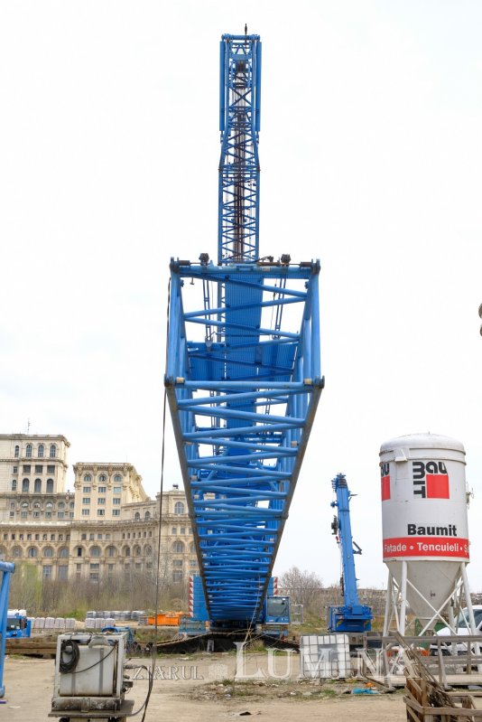 Pregătiri pentru montarea crucii pe turla mare a Catedralei Naționale 326980