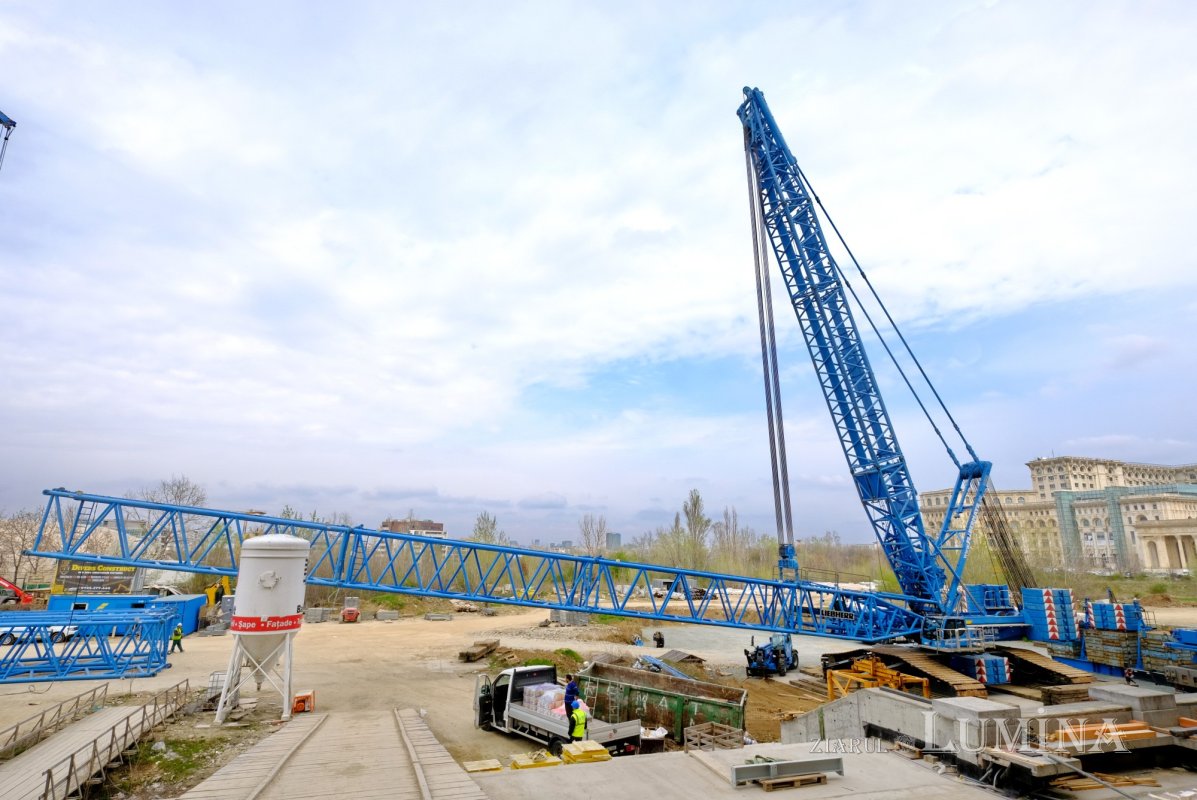 Pregătiri pentru montarea crucii pe turla mare a Catedralei Naționale 326981