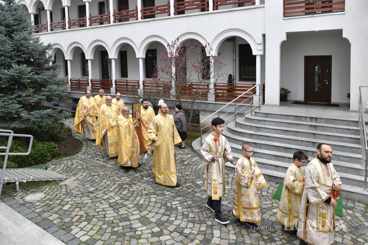 Moaștele Sfintei Cuvioase Olimpiada la o parohie din Capitală 327252