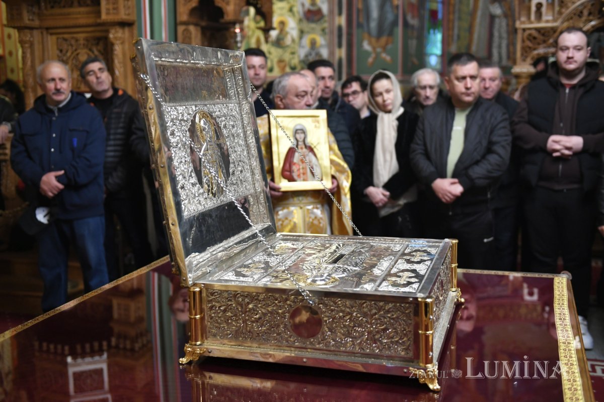 Moaștele Sfintei Cuvioase Olimpiada la o parohie din Capitală 327254