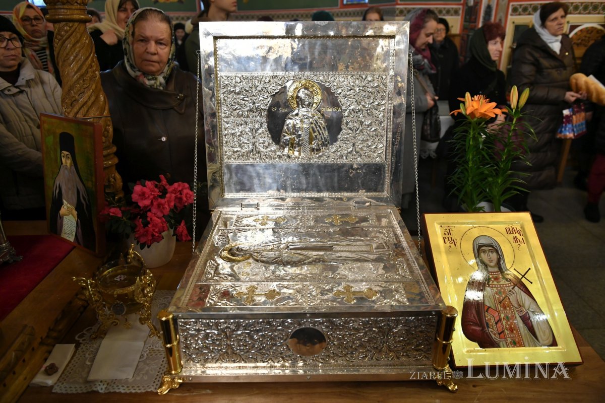 Moaștele Sfintei Cuvioase Olimpiada la o parohie din Capitală 327265