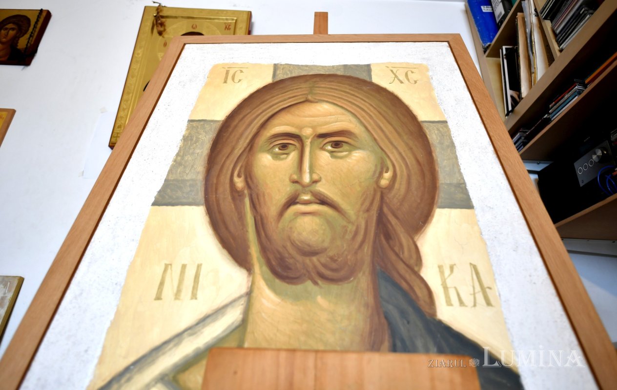 Sclipirile Luminii: Icoana, fereastră către cer 327615