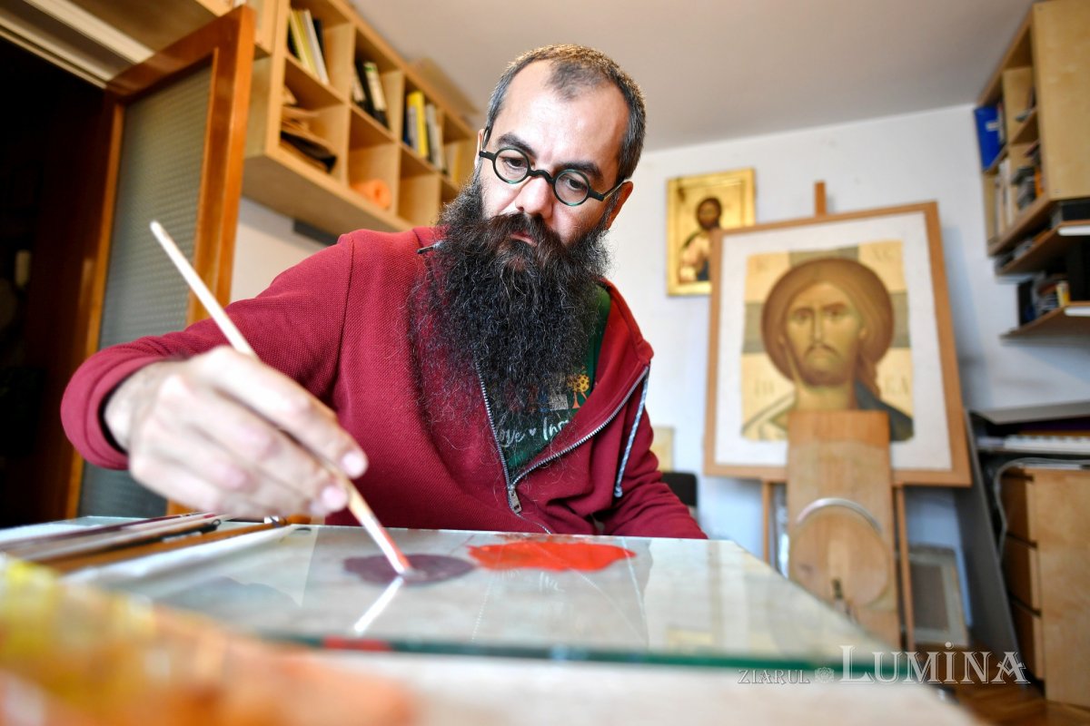 Sclipirile Luminii: Icoana, fereastră către cer 327617