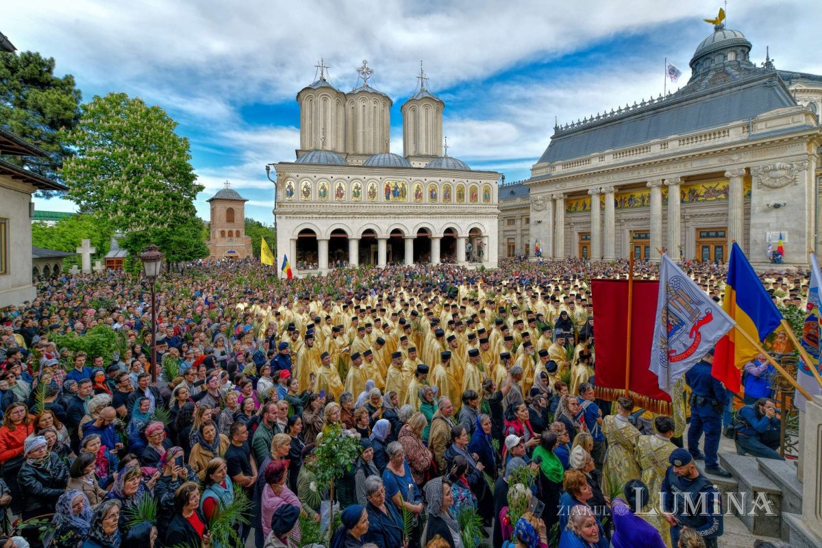 Sclipirile Luminii: Procesiunea de Florii din 2024 328170