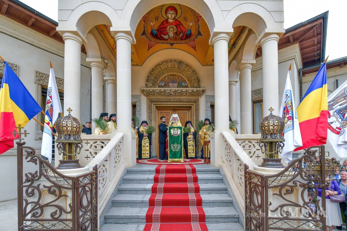 Sclipirile Luminii: Procesiunea de Florii din 2024 328171