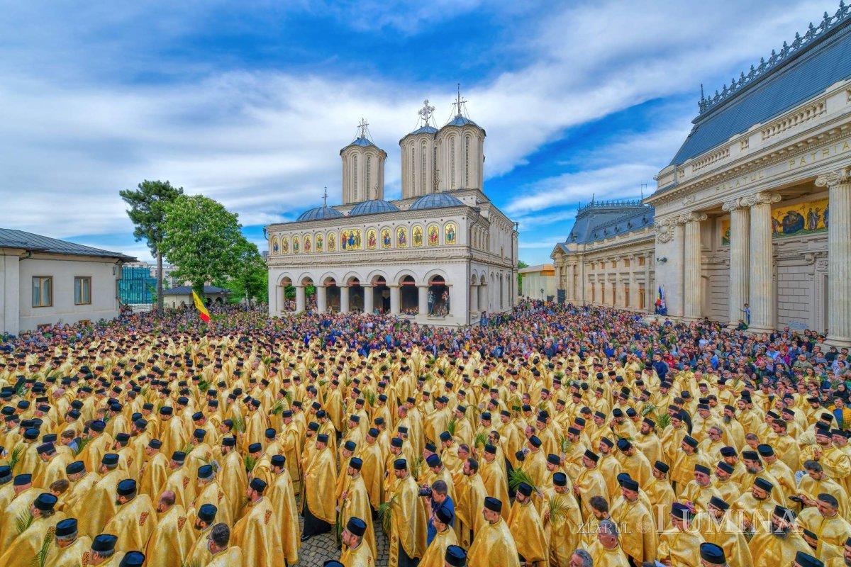 Sclipirile Luminii: Procesiunea de Florii din 2024 328172