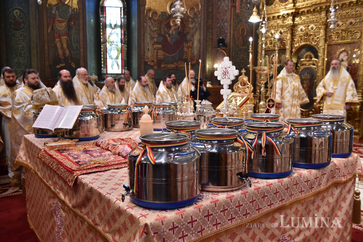Sfințirea Marelui Mir - moment sfânt şi solemn al Centenarului Patriarhiei Române (Sfânta și Marea Joi, 17 aprilie 2025) 328249