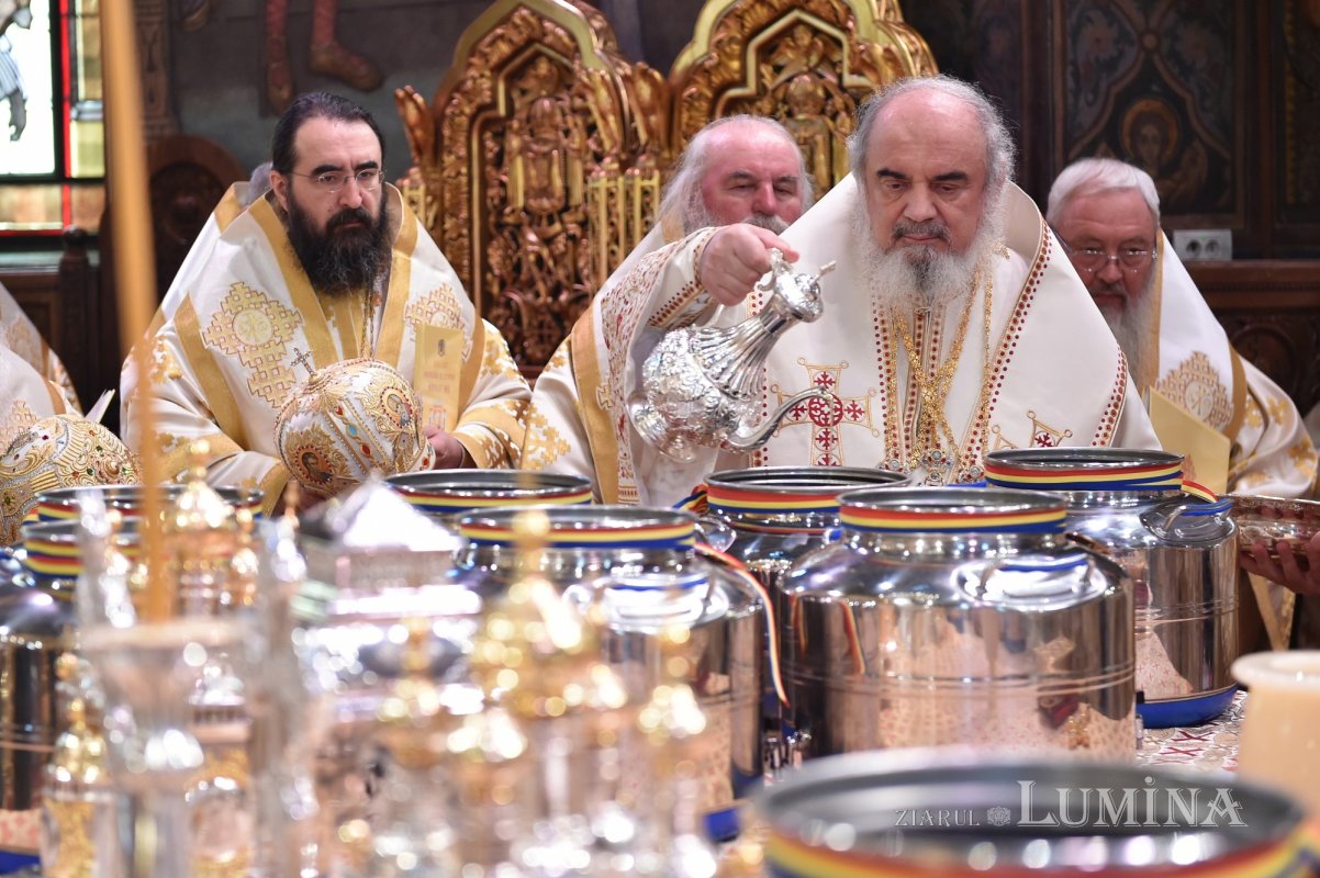 Sfințirea Marelui Mir - moment sfânt şi solemn al Centenarului Patriarhiei Române (Sfânta și Marea Joi, 17 aprilie 2025) 328251