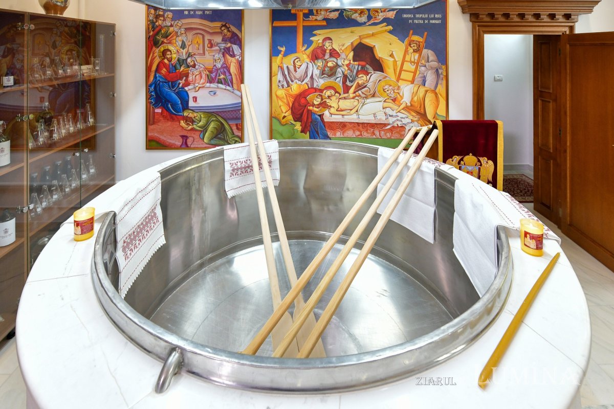 A început pregătirea Sfântului și Marelui Mir în Capitală 328648