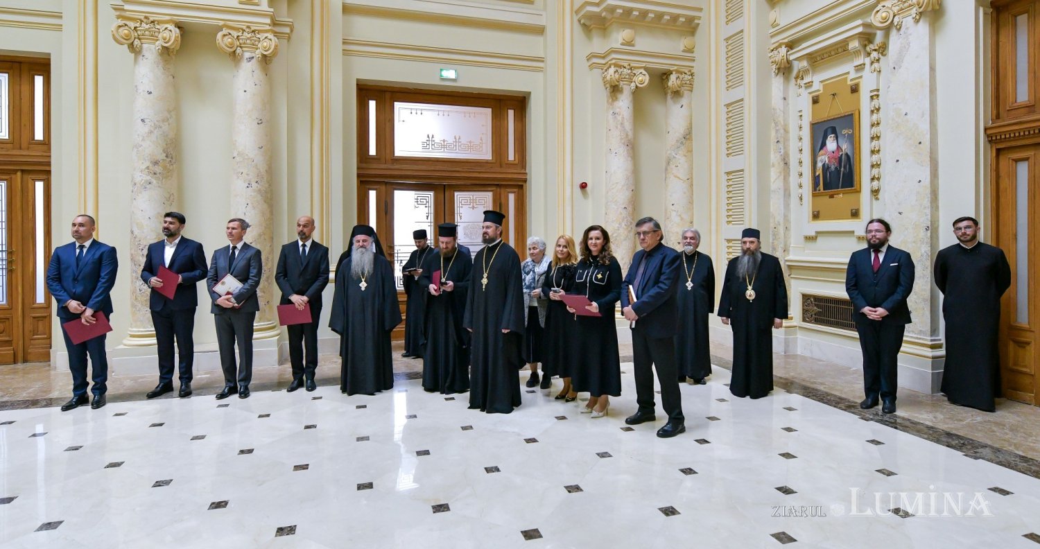 Distincții pentru persoanele care au sprijinit lucrarea sfințitoare a Bisericii 328997