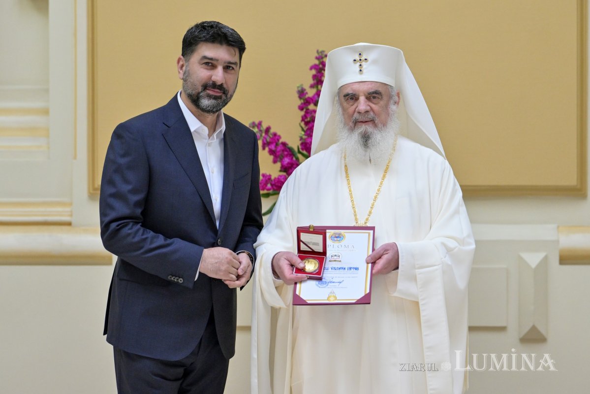 Distincții pentru persoanele care au sprijinit lucrarea sfințitoare a Bisericii 328999