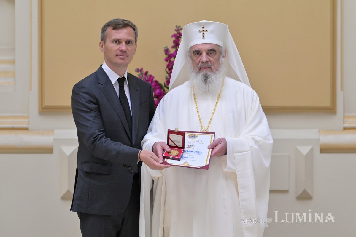 Distincții pentru persoanele care au sprijinit lucrarea sfințitoare a Bisericii 329000