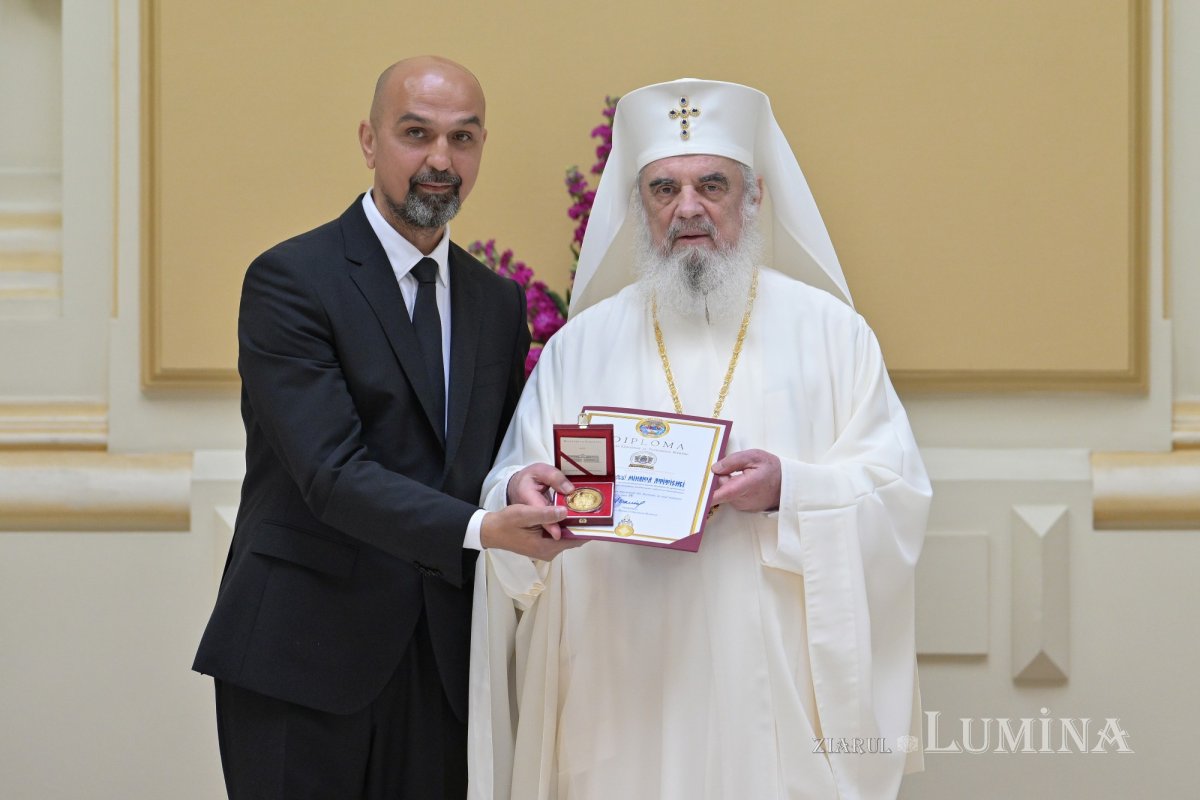 Distincții pentru persoanele care au sprijinit lucrarea sfințitoare a Bisericii 329003