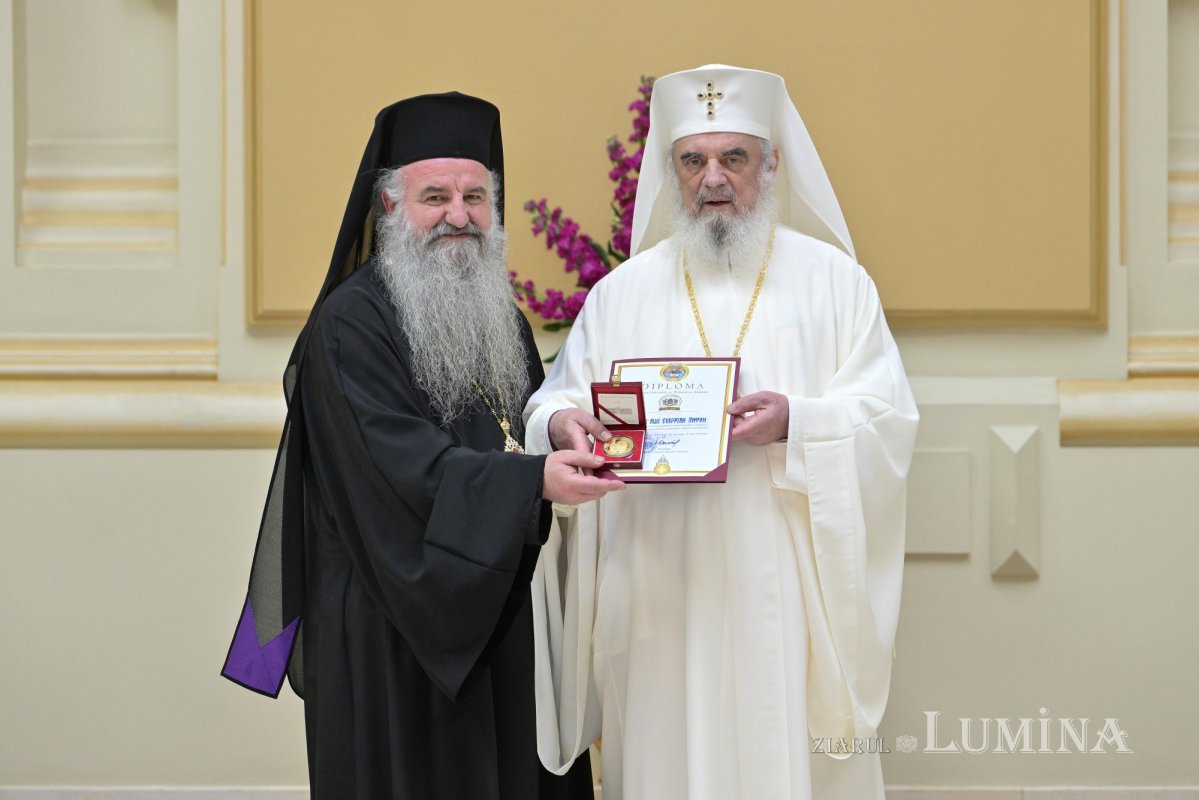 Distincții pentru persoanele care au sprijinit lucrarea sfințitoare a Bisericii 329004