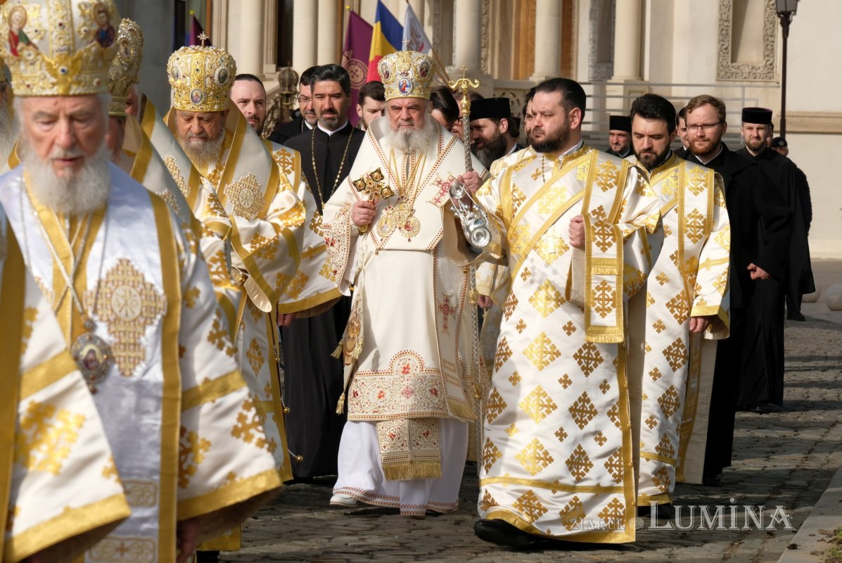 Sfințirea Marelui Mir în Joia Mare la București 329009