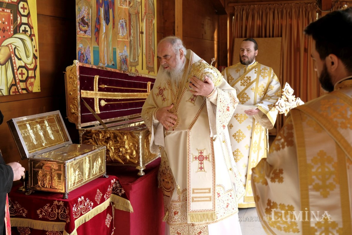 Sfințirea Marelui Mir în Joia Mare la București 329010