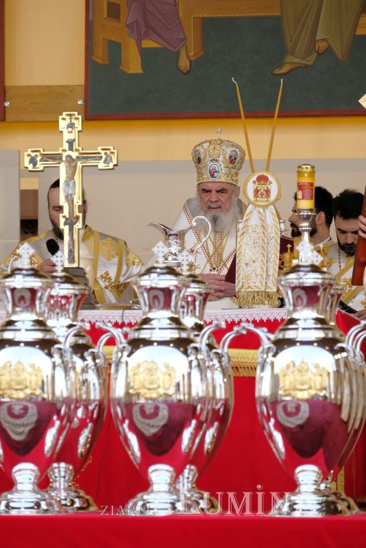 Sfințirea Marelui Mir în Joia Mare la București 329011