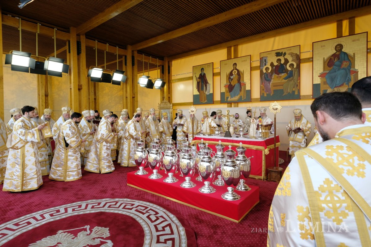 Sfințirea Marelui Mir în Joia Mare la București 329012