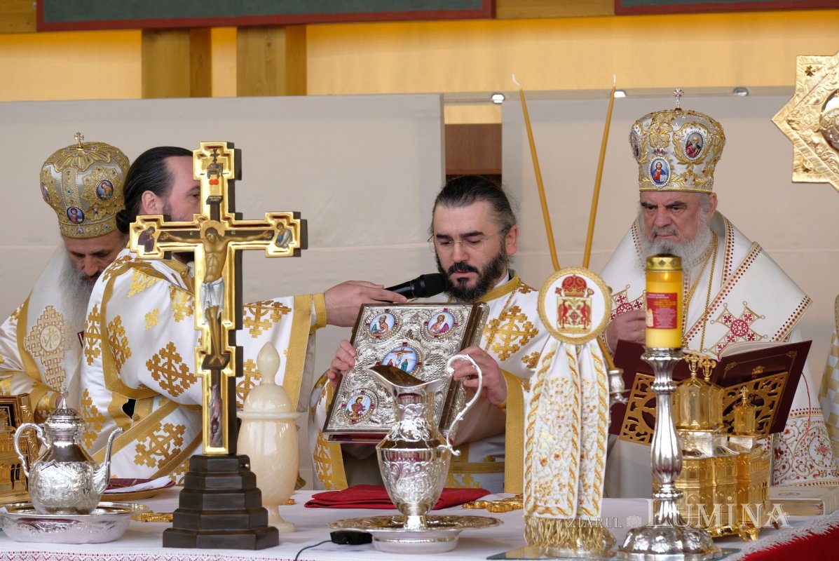 Sfințirea Marelui Mir în Joia Mare la București 329013