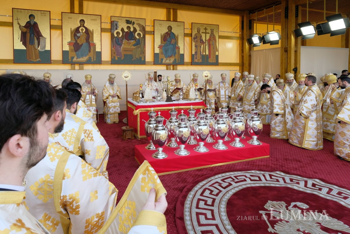 Sfințirea Marelui Mir în Joia Mare la București 329015