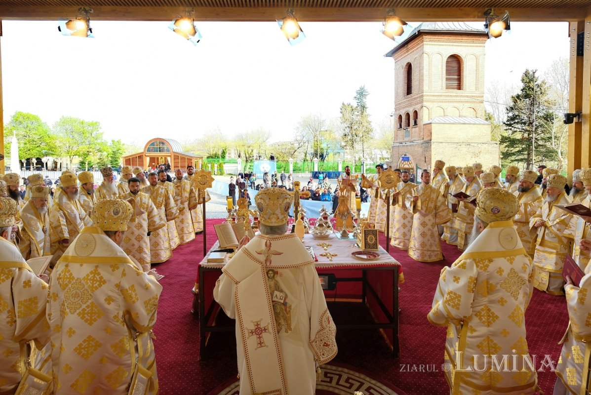 Sfințirea Marelui Mir în Joia Mare la București 329016
