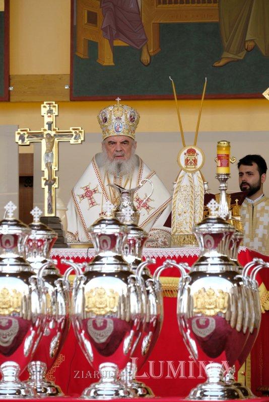 Sfințirea Marelui Mir în Joia Mare la București 329017