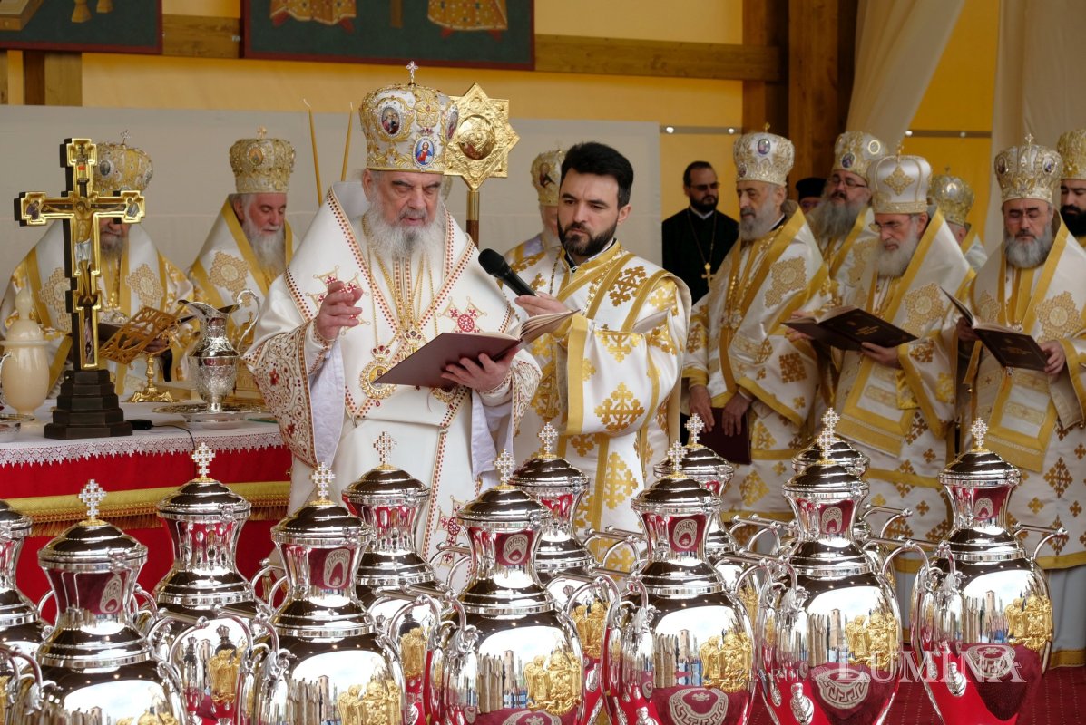 Sfințirea Marelui Mir în Joia Mare la București 329020