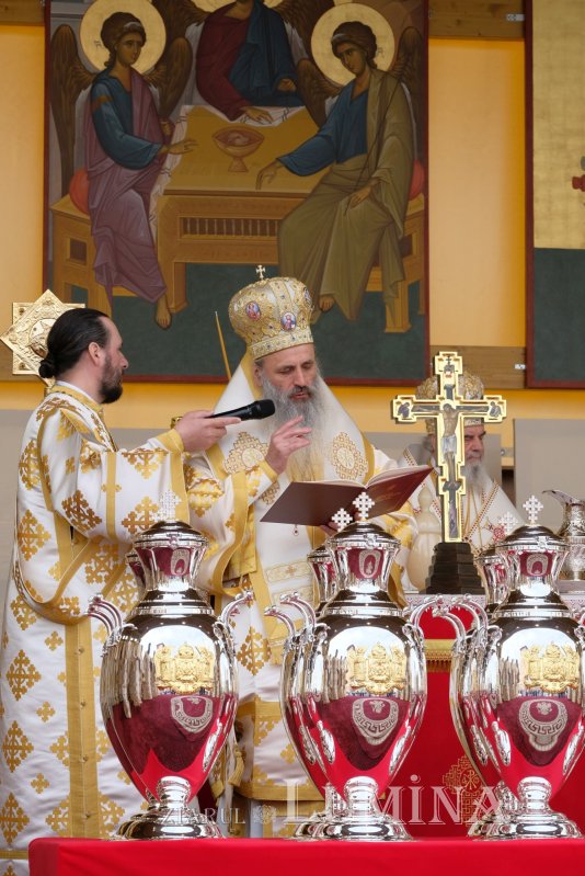 Sfințirea Marelui Mir în Joia Mare la București 329021