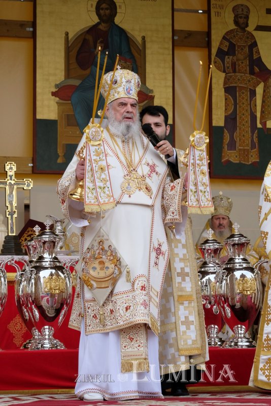 Sfințirea Marelui Mir în Joia Mare la București 329022