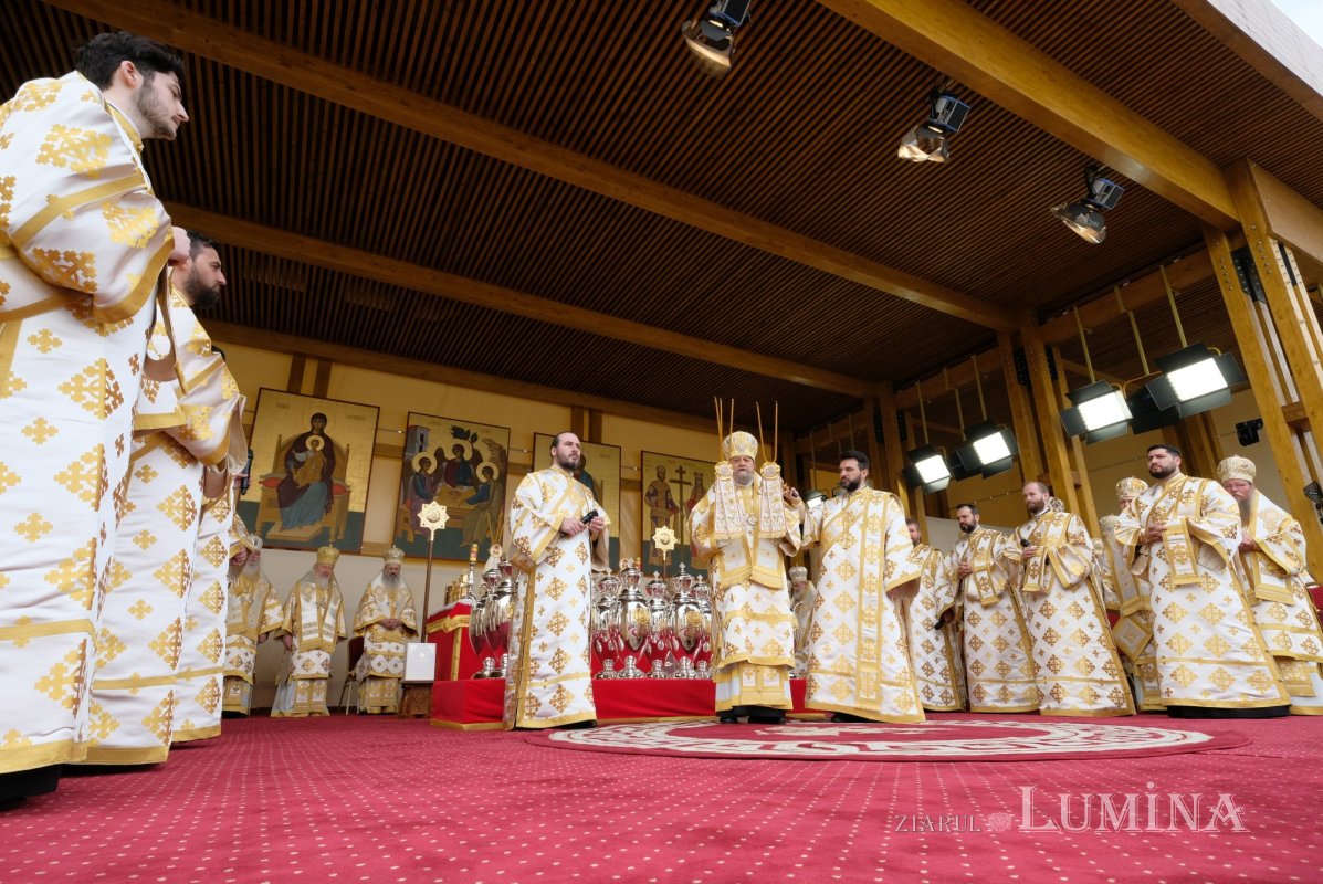 Sfințirea Marelui Mir în Joia Mare la București 329023