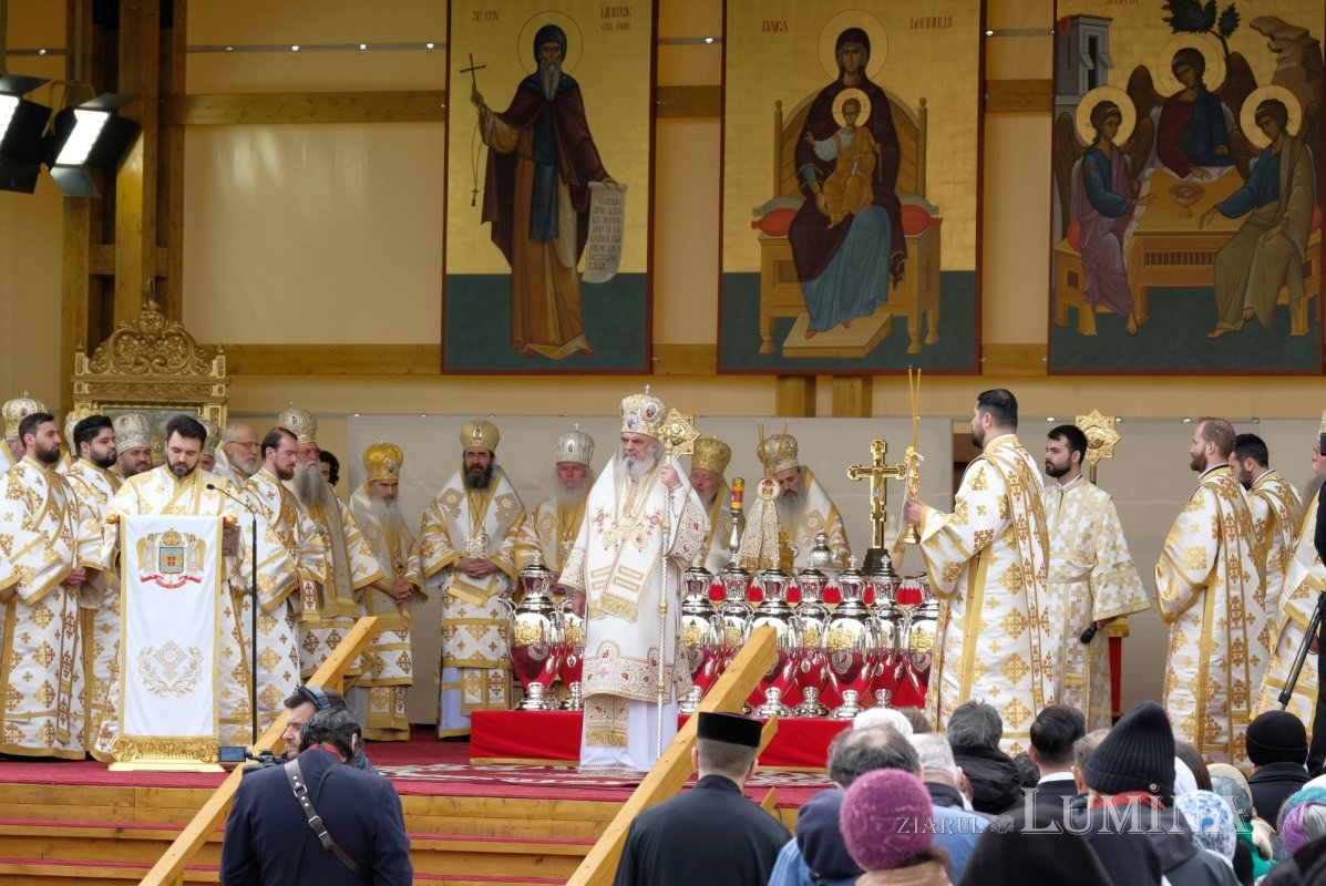 Sfințirea Marelui Mir în Joia Mare la București 329025