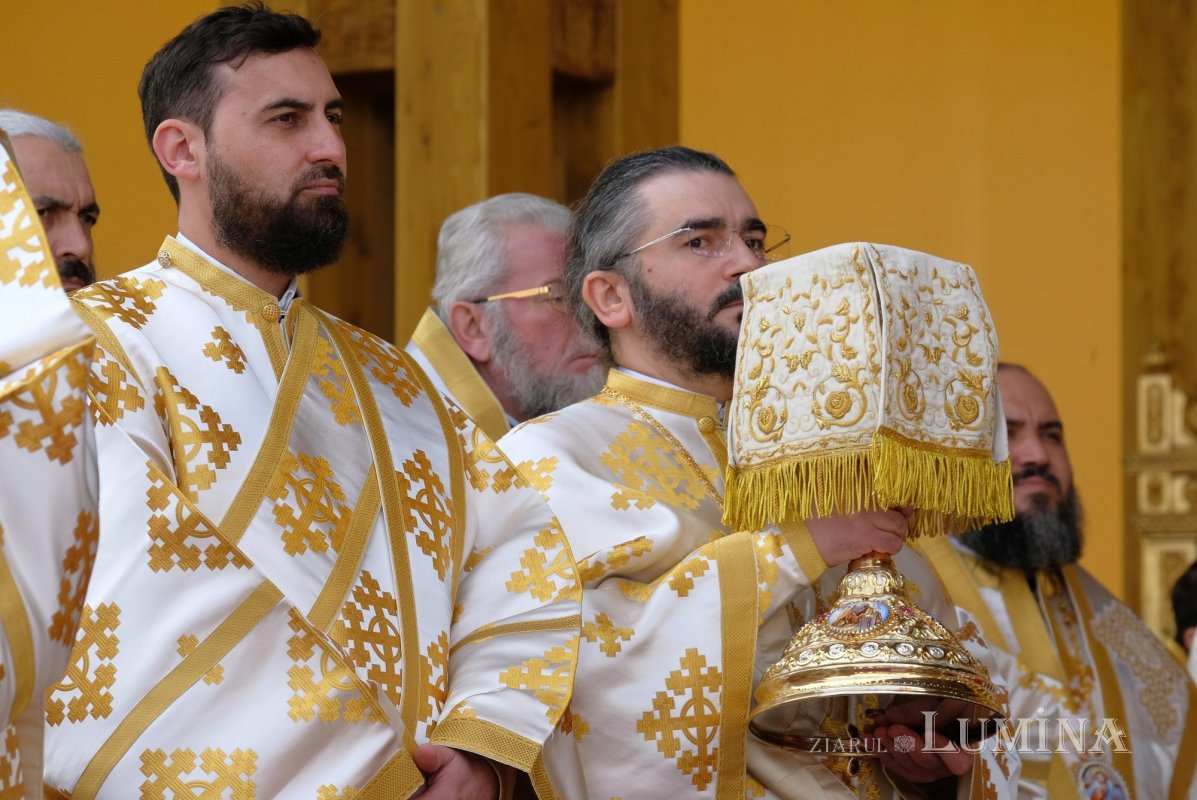 Sfințirea Marelui Mir în Joia Mare la București 329027