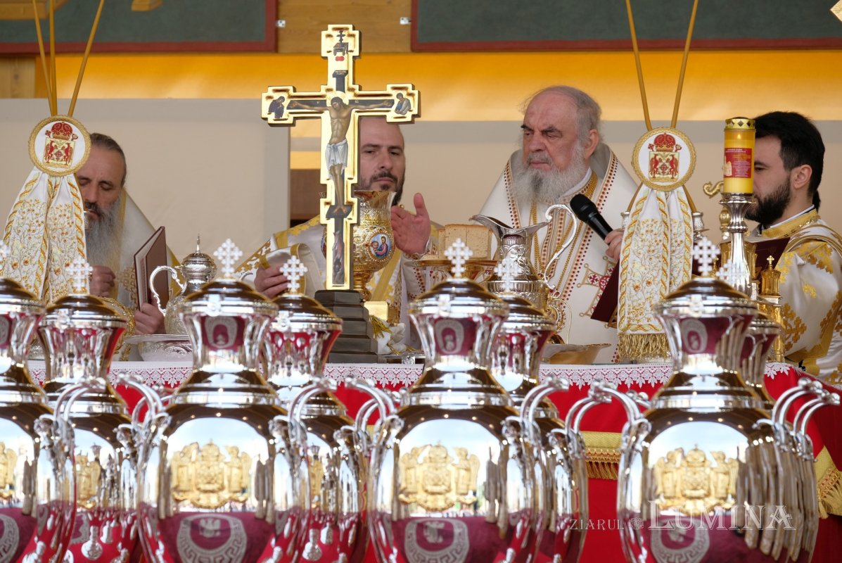 Sfințirea Marelui Mir în Joia Mare la București 329028