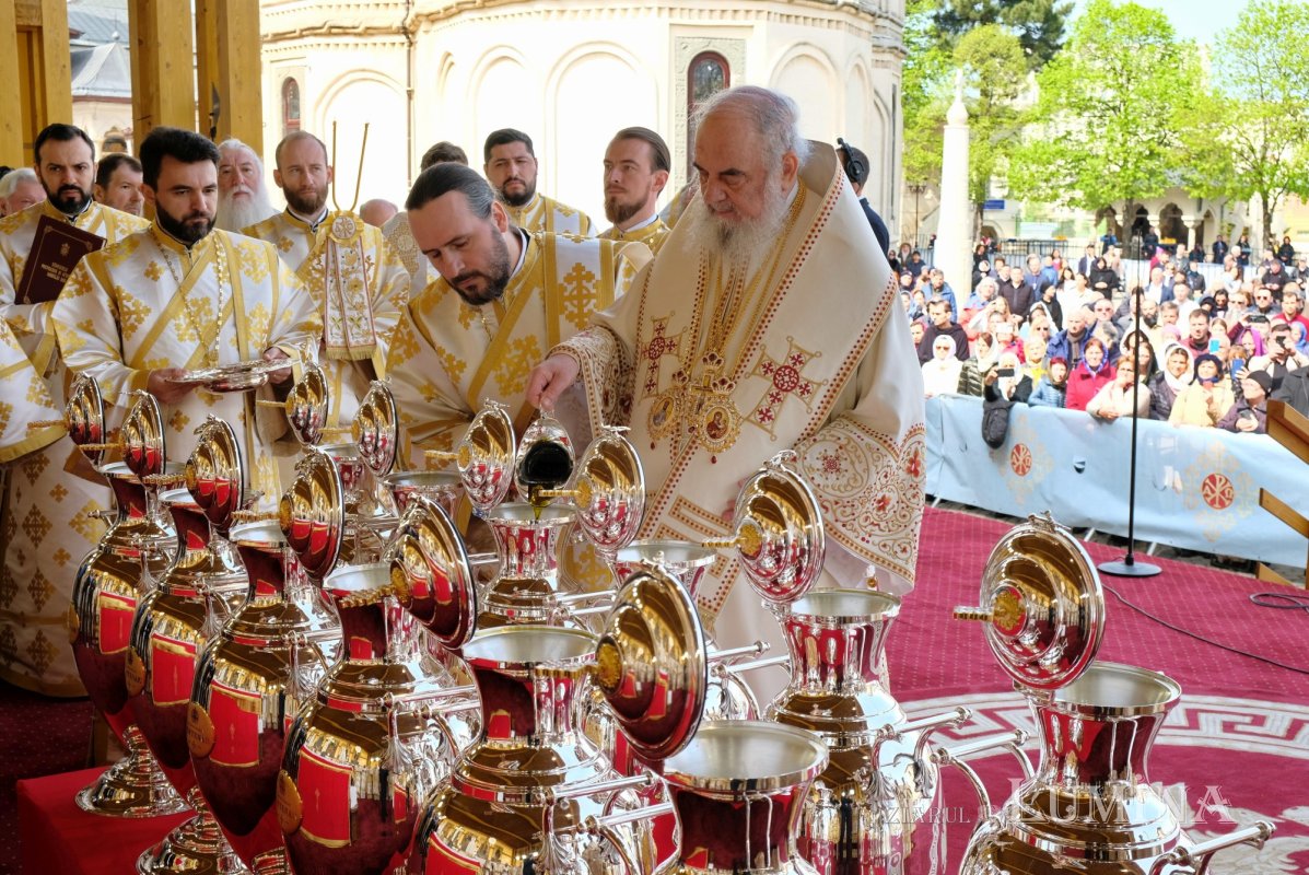 Sfințirea Marelui Mir în Joia Mare la București 329033