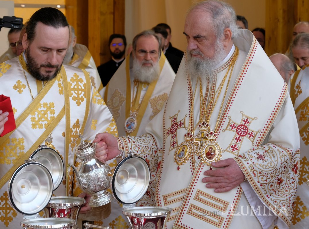 Sfințirea Marelui Mir în Joia Mare la București 329035