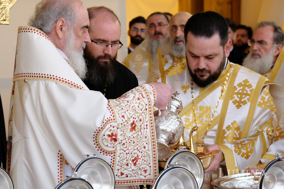 Sfințirea Marelui Mir în Joia Mare la București 329037