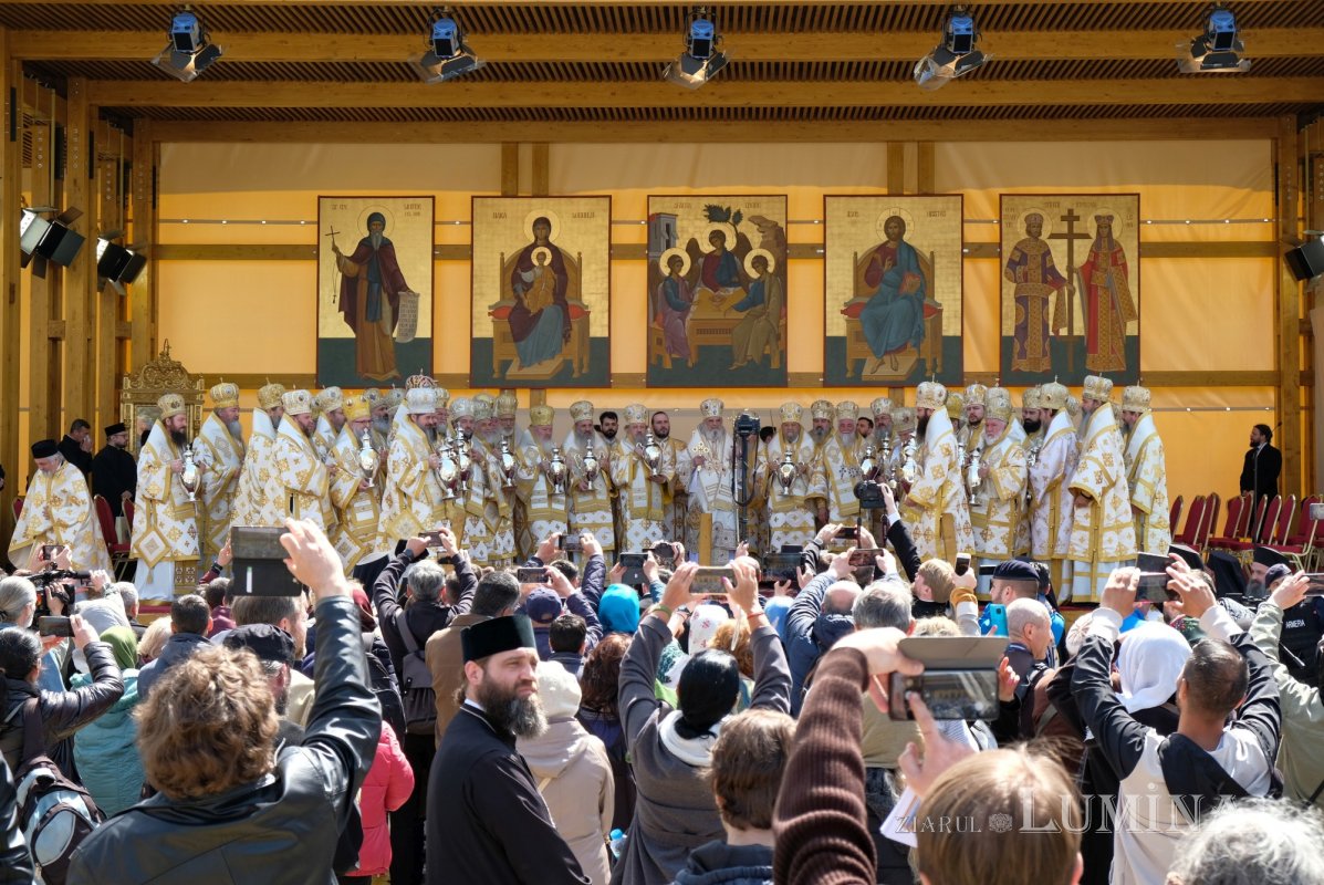 Sfințirea Marelui Mir în Joia Mare la București 329044