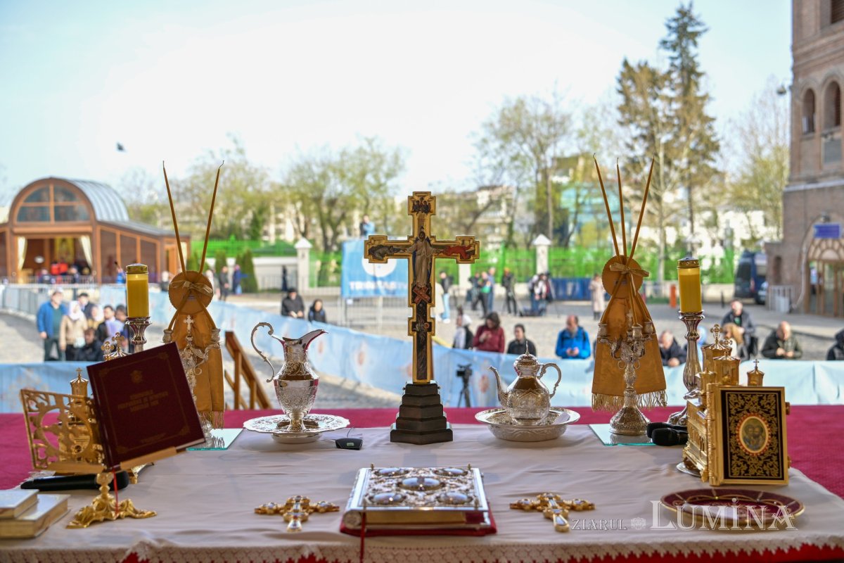 Sfințirea Marelui Mir în Joia Mare la București 329048