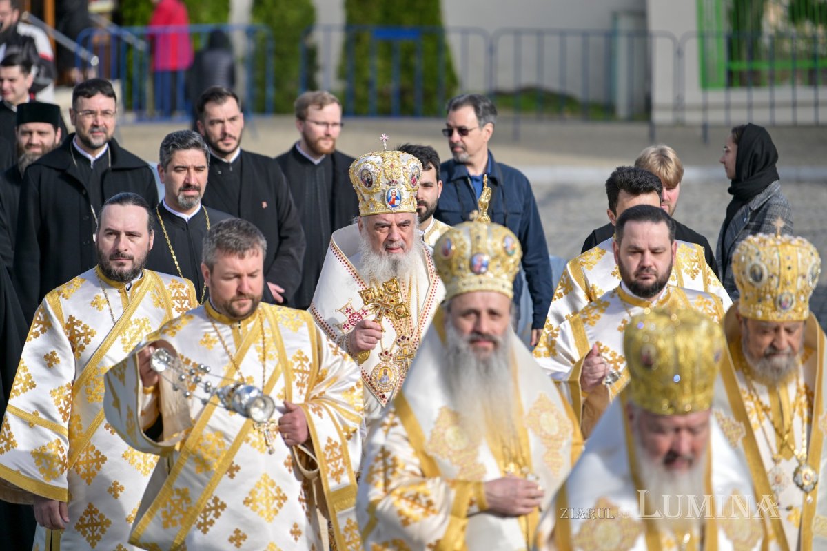 Sfințirea Marelui Mir în Joia Mare la București 329049