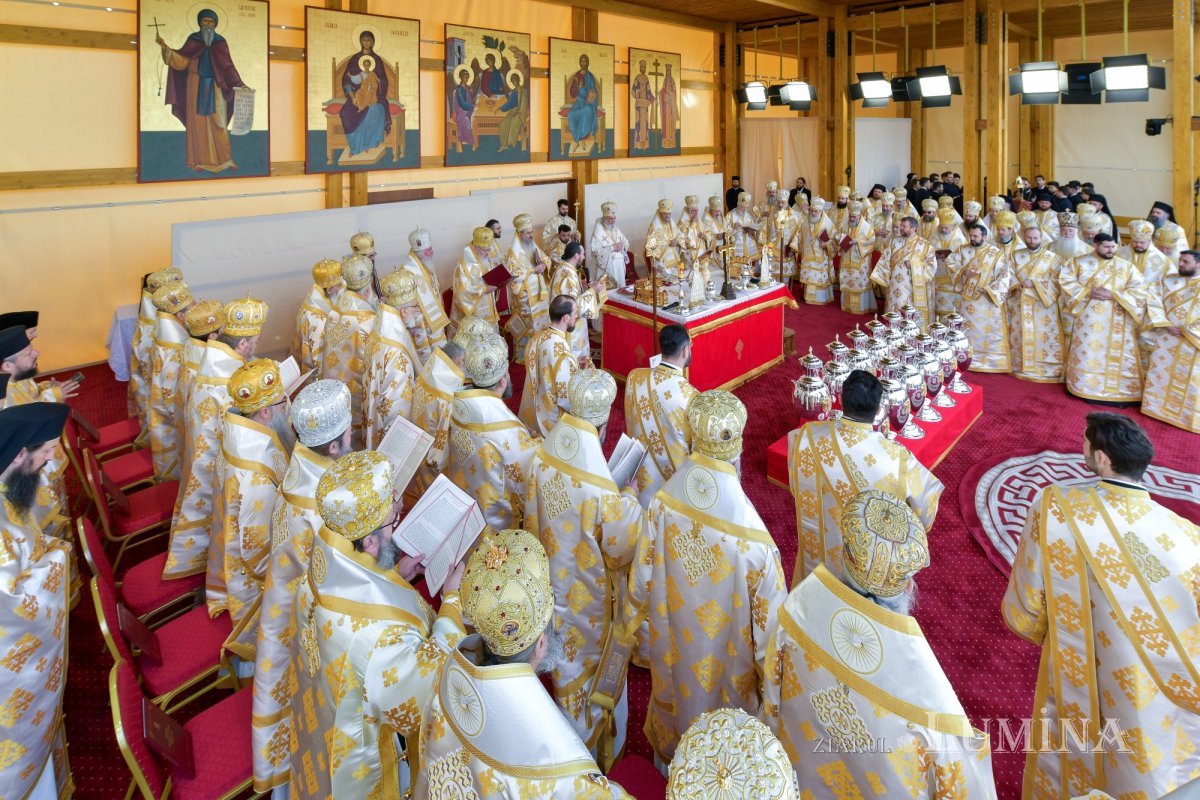 Sfințirea Marelui Mir în Joia Mare la București 329050