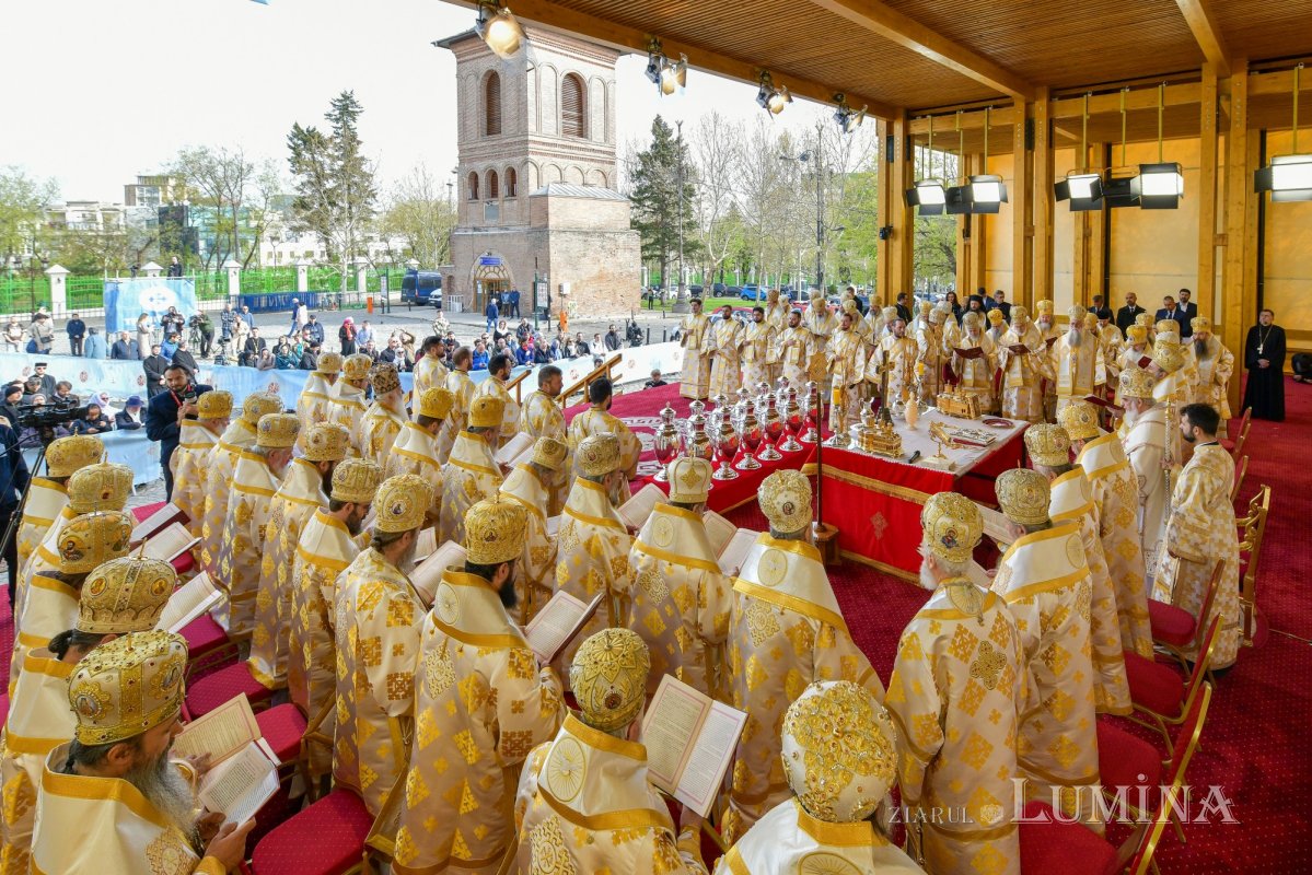 Sfințirea Marelui Mir în Joia Mare la București 329055