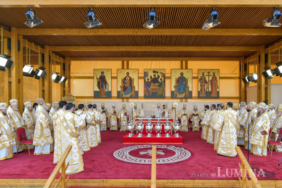 Sfințirea Marelui Mir în Joia Mare la București 329058