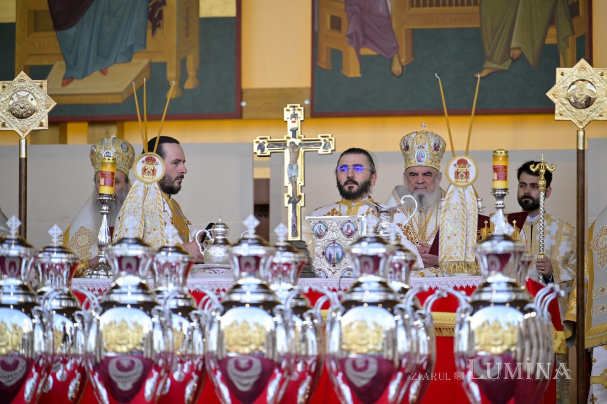 Sfințirea Marelui Mir în Joia Mare la București 329059