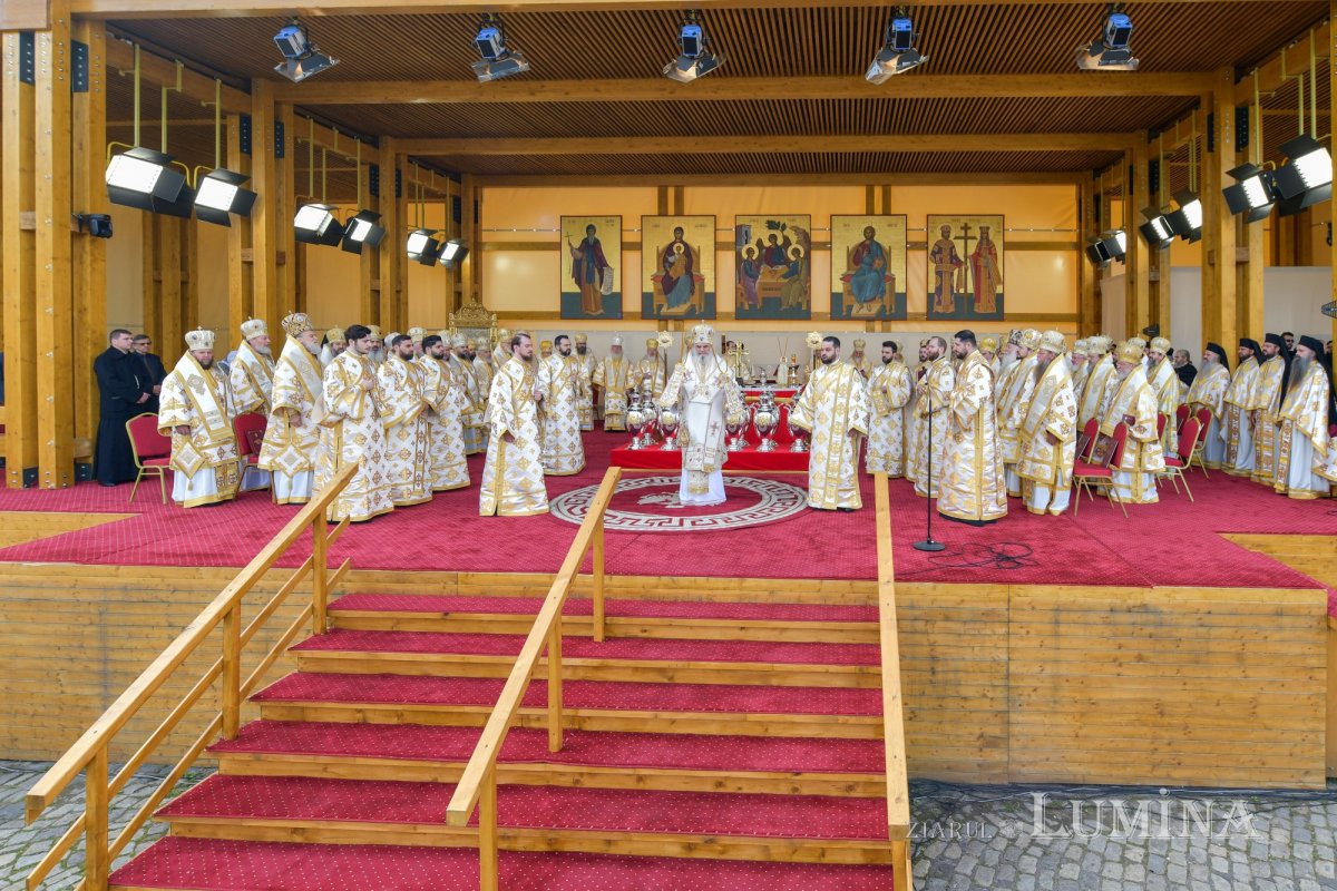 Sfințirea Marelui Mir în Joia Mare la București 329060