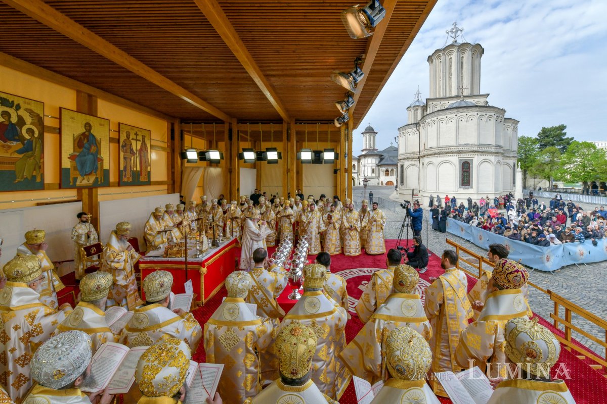 Sfințirea Marelui Mir în Joia Mare la București 329063
