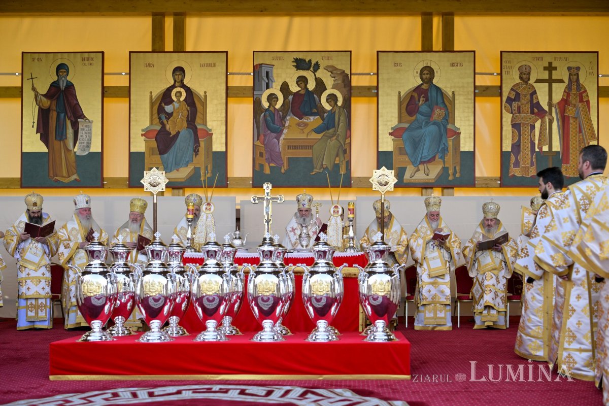 Sfințirea Marelui Mir în Joia Mare la București 329064