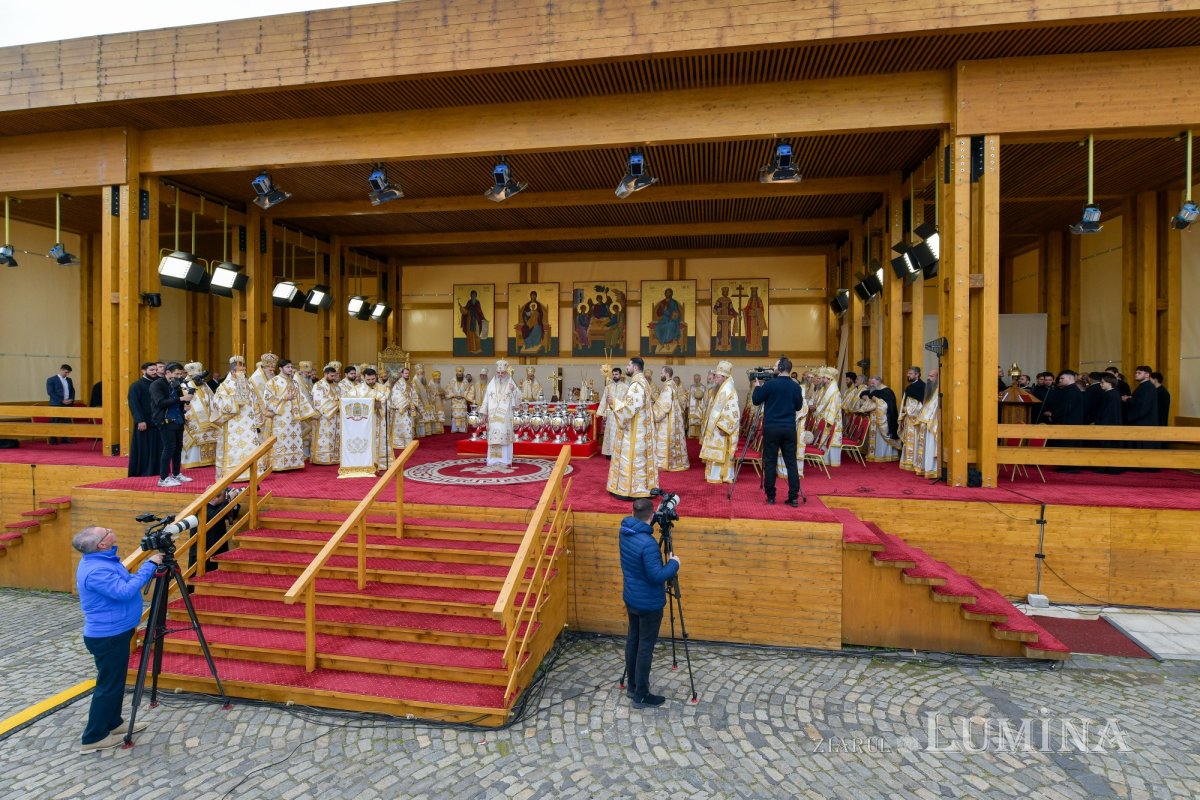 Sfințirea Marelui Mir în Joia Mare la București 329066