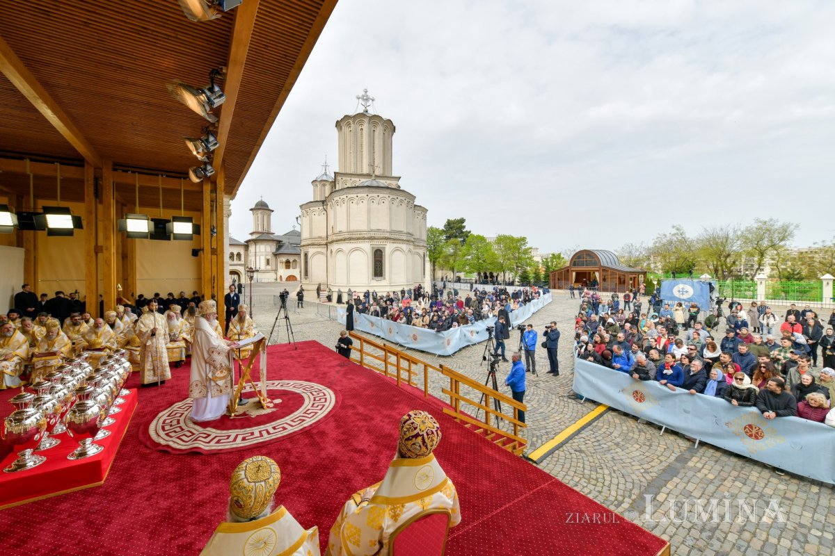 Sfințirea Marelui Mir în Joia Mare la București 329068