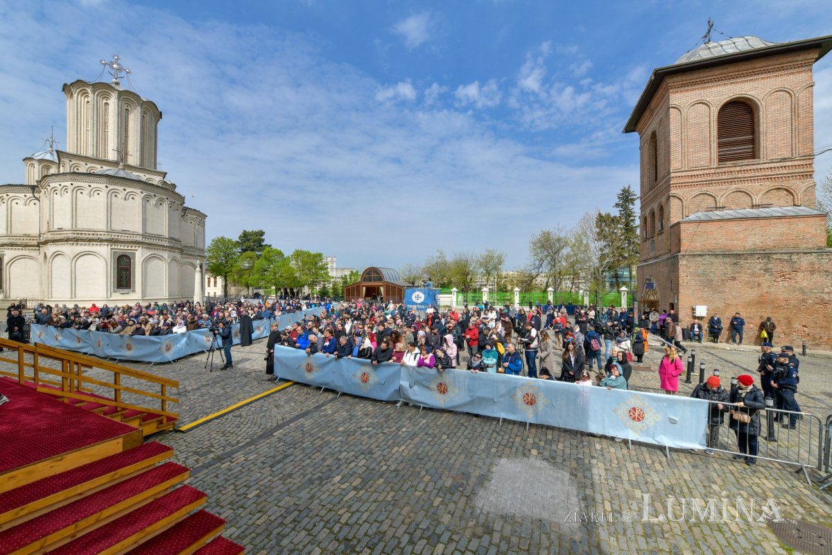 Sfințirea Marelui Mir în Joia Mare la București 329069