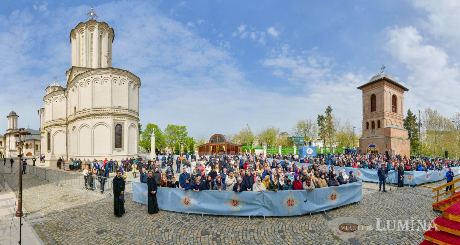 Sfințirea Marelui Mir în Joia Mare la București 329070